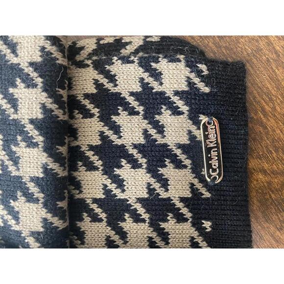 Calvin Klein Houndstooth Knit Scarf - Picture 4 of 14
